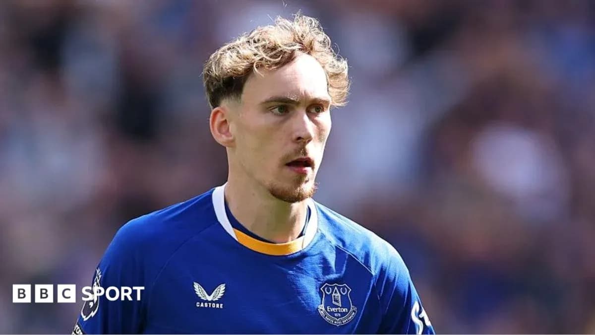 Futbolçu Everton formasında sahəyə çıxır
