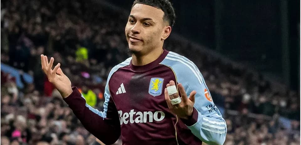 Futbolçu Aston Villa formasında qol sevinci yaşayır