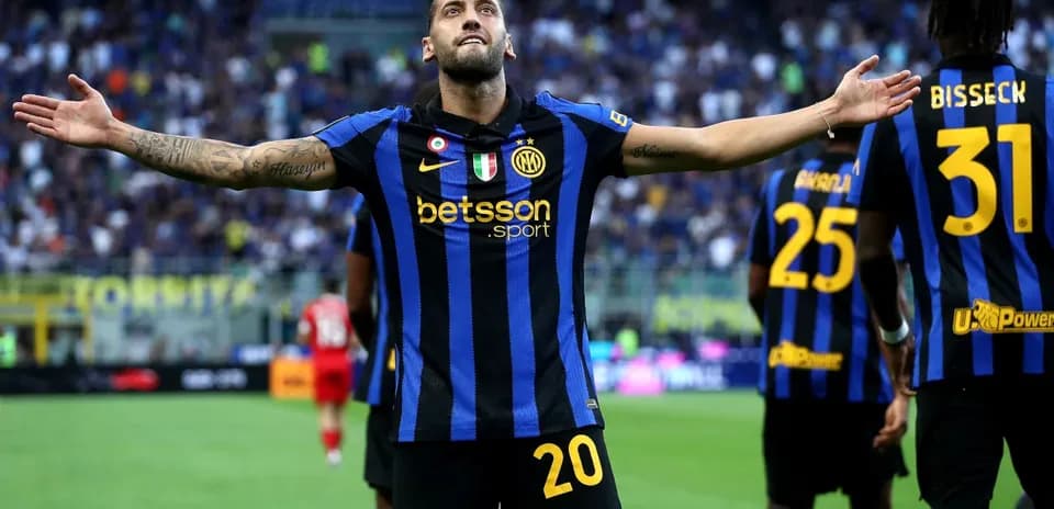 Futbolçu qol vurduqdan sonra sevinir