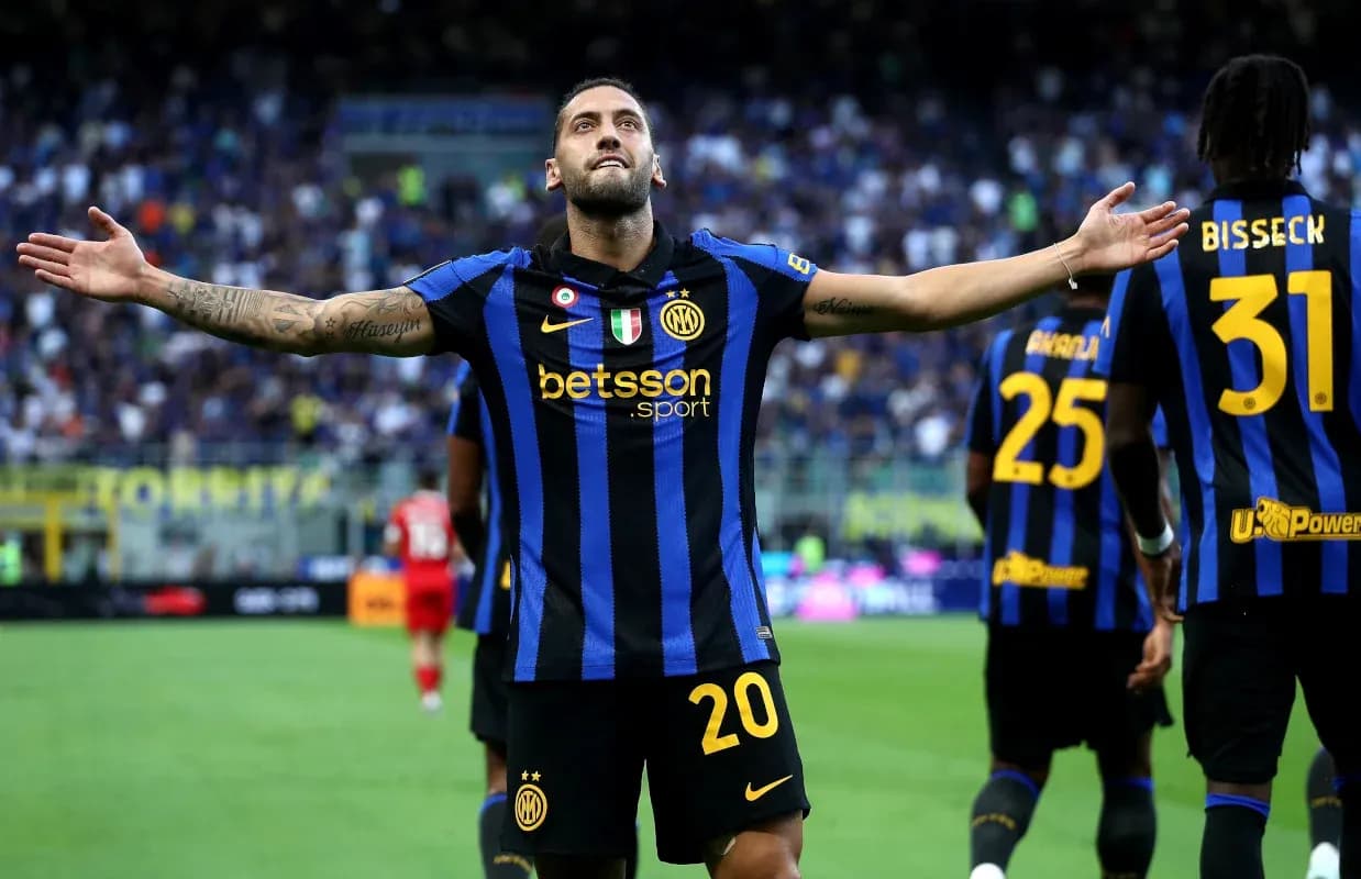 Futbolçu qol vurduqdan sonra sevinir
