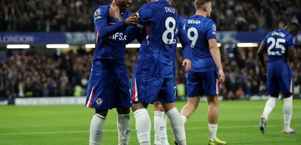 Chelsea futbolçuları qol sevinci yaşayır