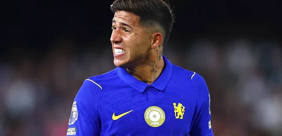 Futbolçu mavi forma ilə oyun zamanı reaksiya verir