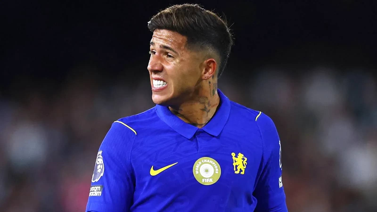 Futbolçu mavi forma ilə oyun zamanı reaksiya verir