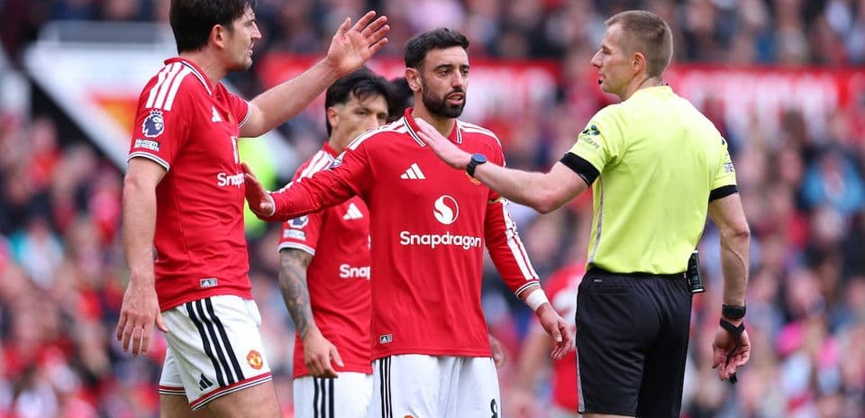 Manchester United oyunçuları hakemlə müzakirə edir
