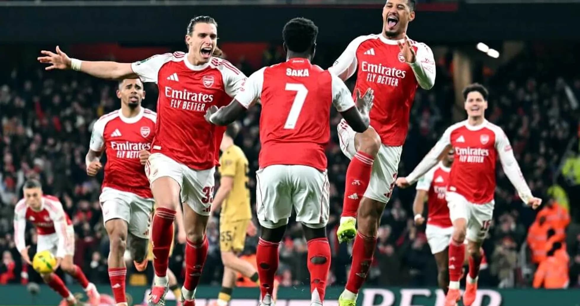 Arsenal futbolçuları qələbə qeyd edirlər