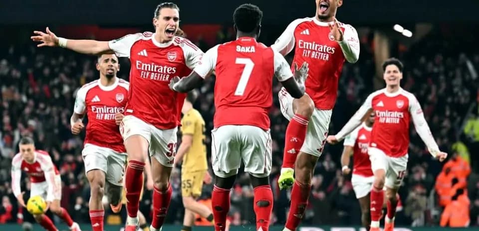 Arsenal futbolçuları qələbə qeyd edirlər