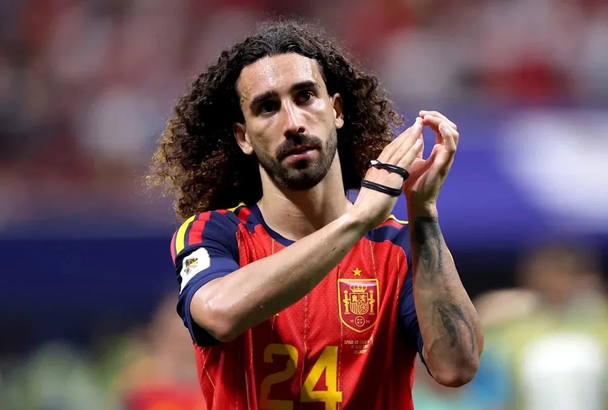 Futbolçu İspaniya millisinin formasını geyinib