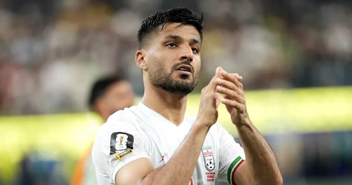 Futbolçunun oyun sonrası tərəfdarları alqışlaması