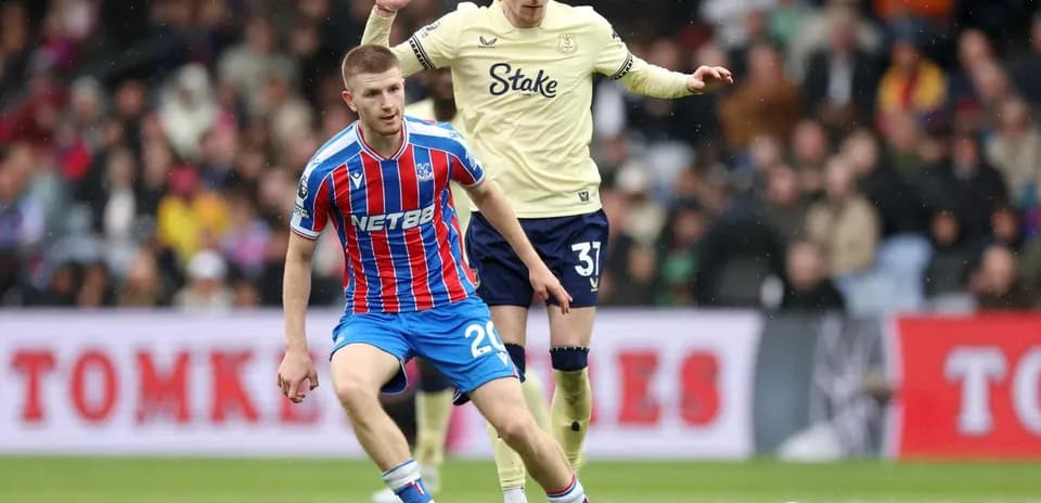 Crystal Palace futbolçusu topa yaxınlaşır