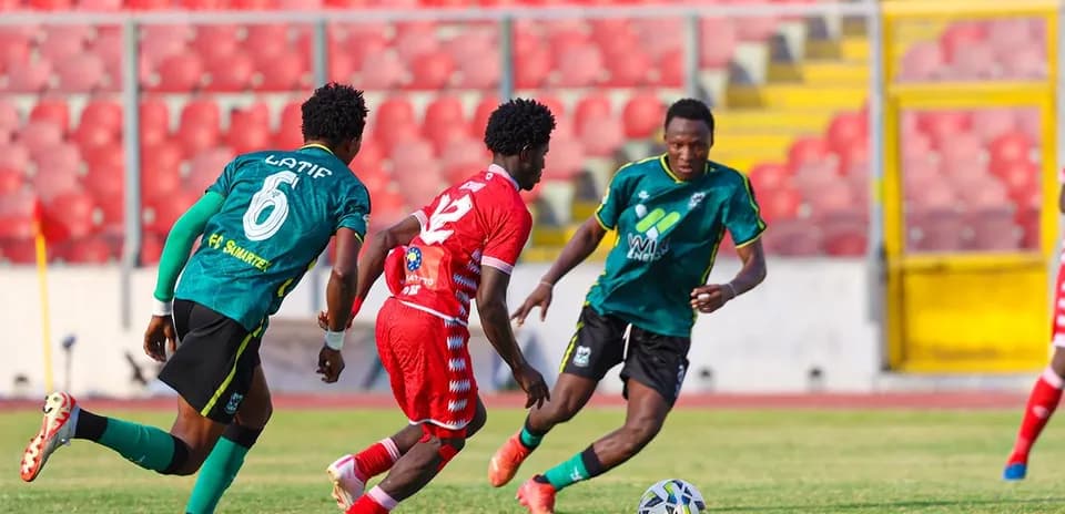 İki komanda oyunçuları top üçün mübarizə aparır