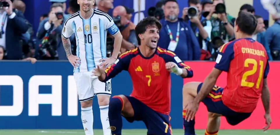 Messi və İspaniya oyunçusu meydana düşür