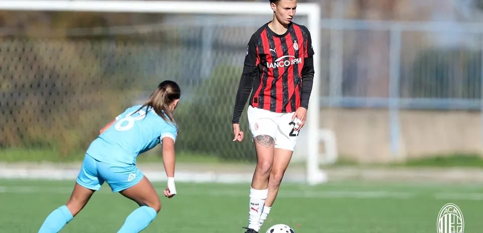 AC Milan W futbolçusu topu idarə edir