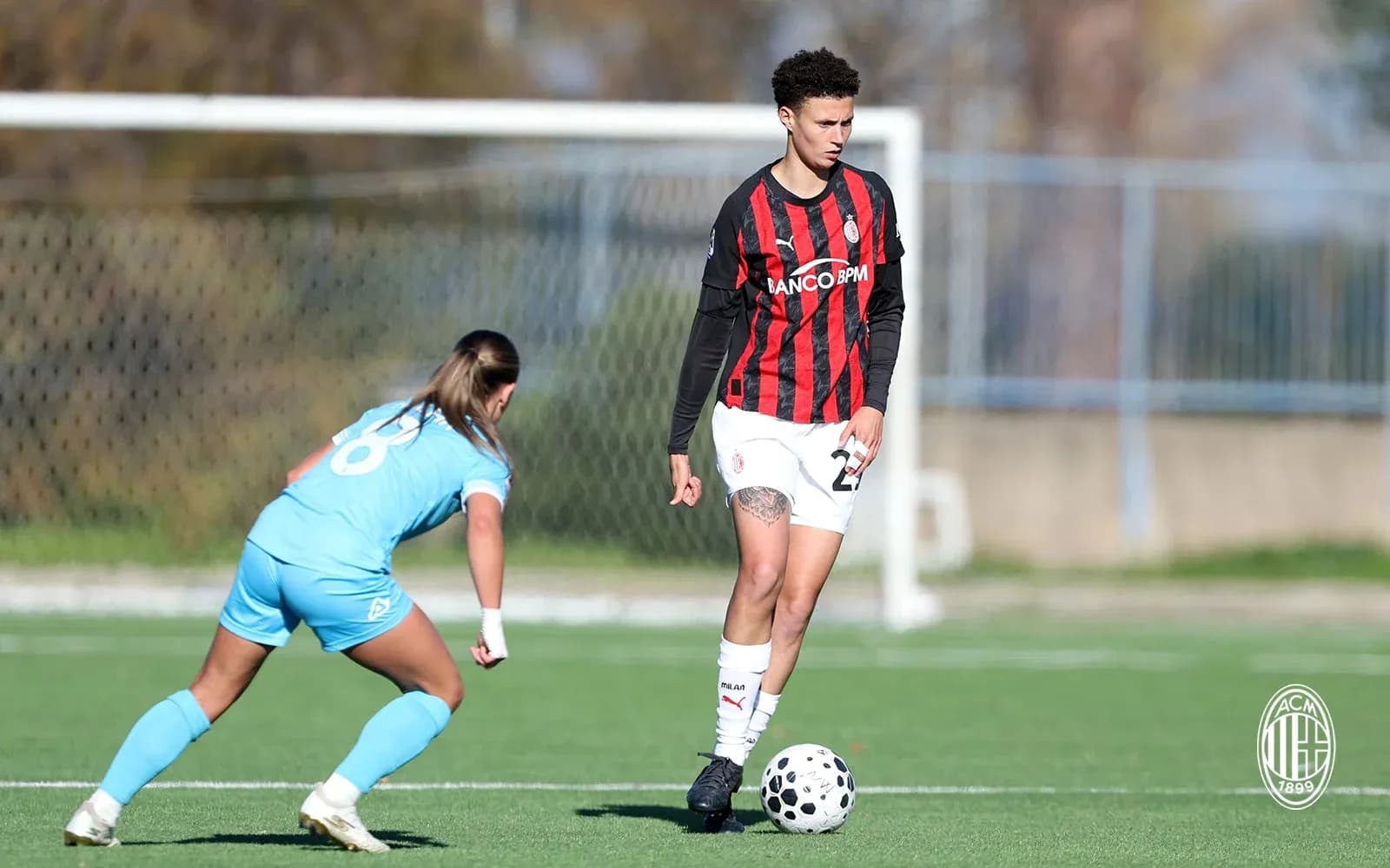 AC Milan W futbolçusu topu idarə edir
