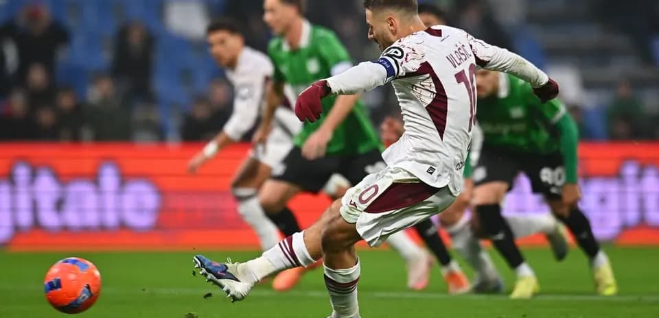 Torino futbolçusu penalti vurur
