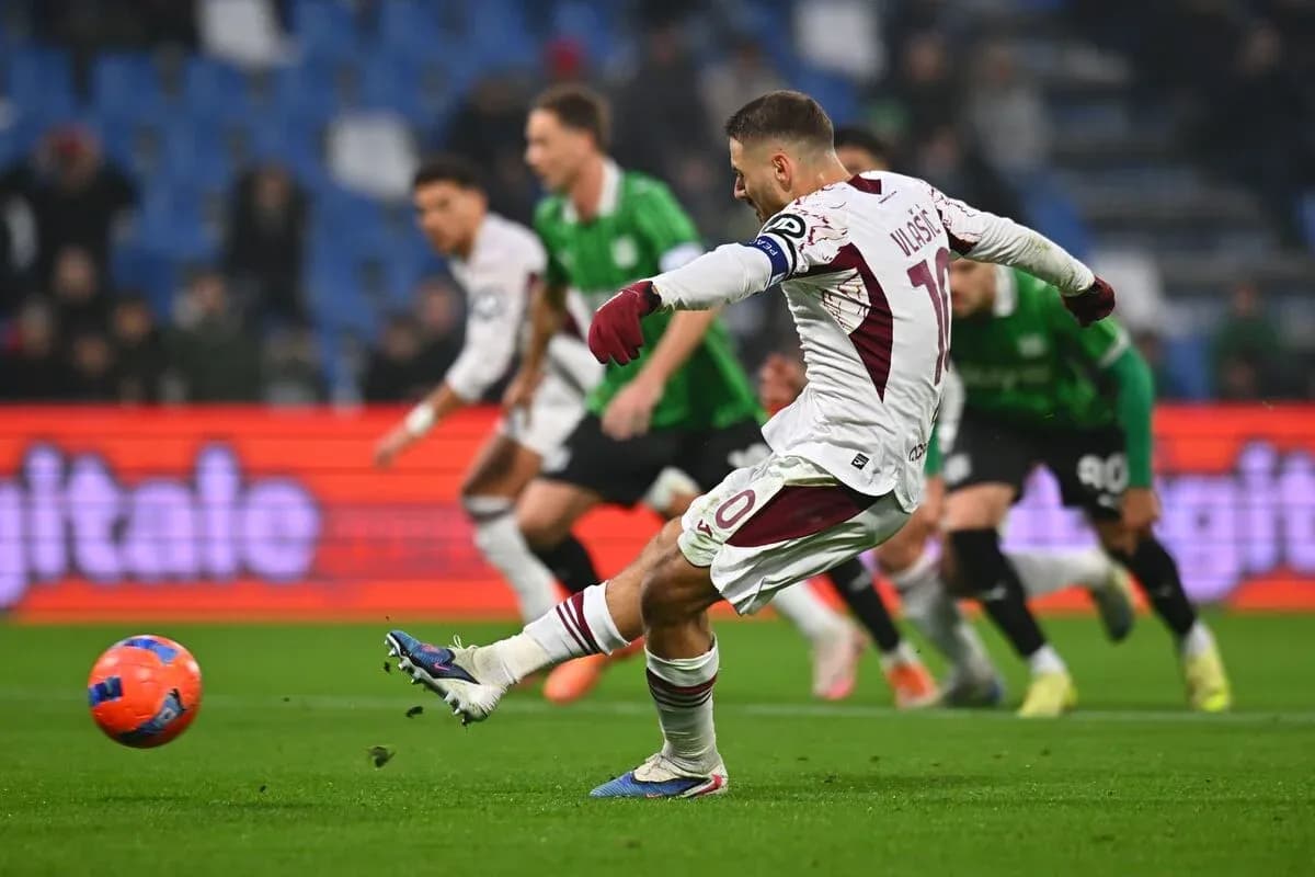Torino futbolçusu penalti vurur