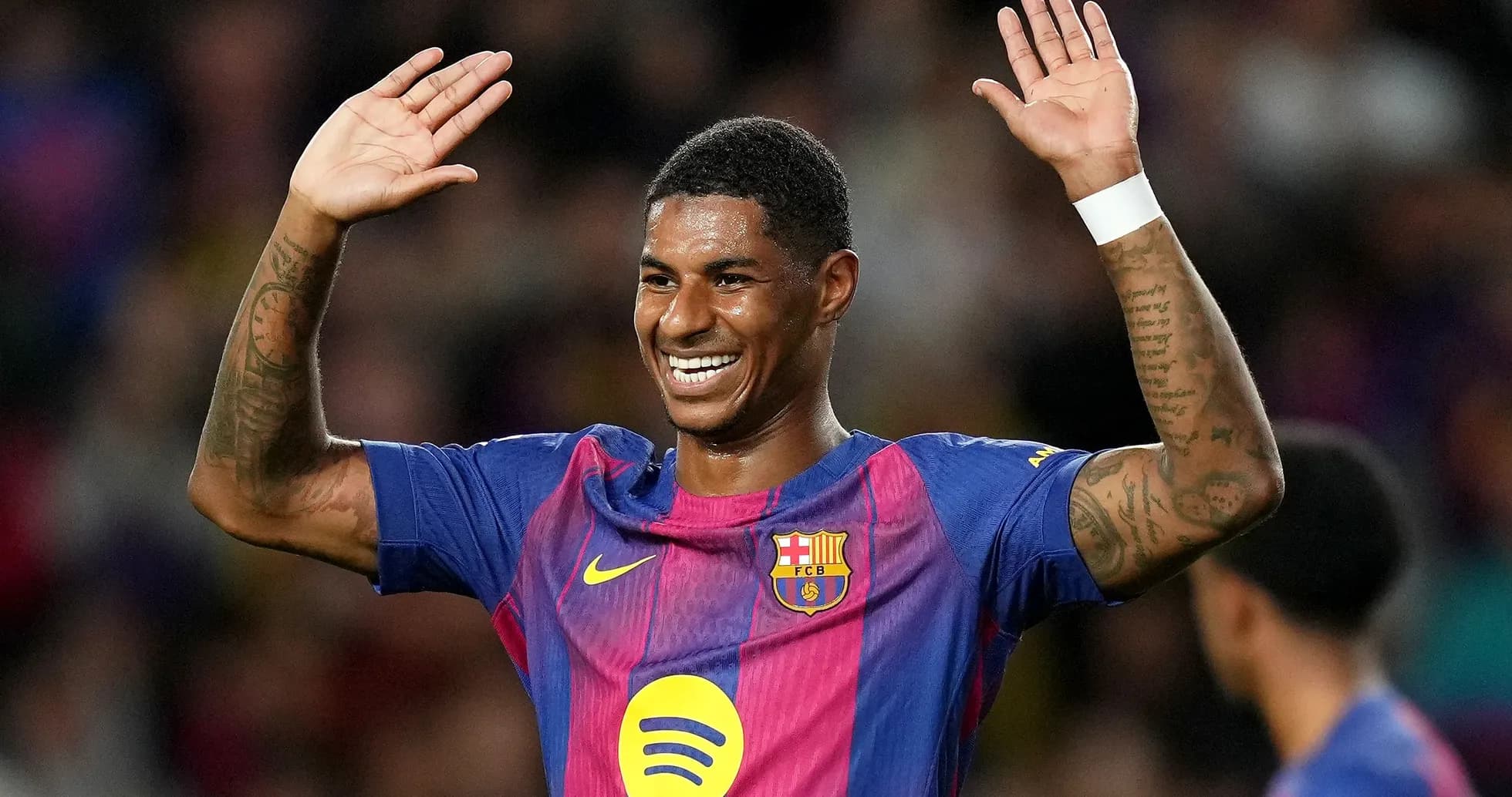 Futbolçu Barcelona formasında əllərini qaldırır