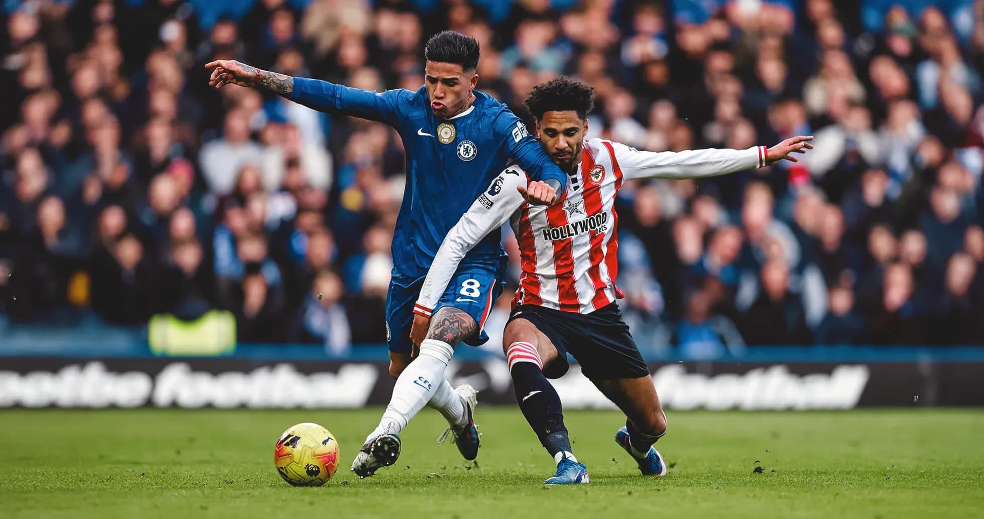 Brentford və Chelsea oyunçuları top üçün mübarizə aparır