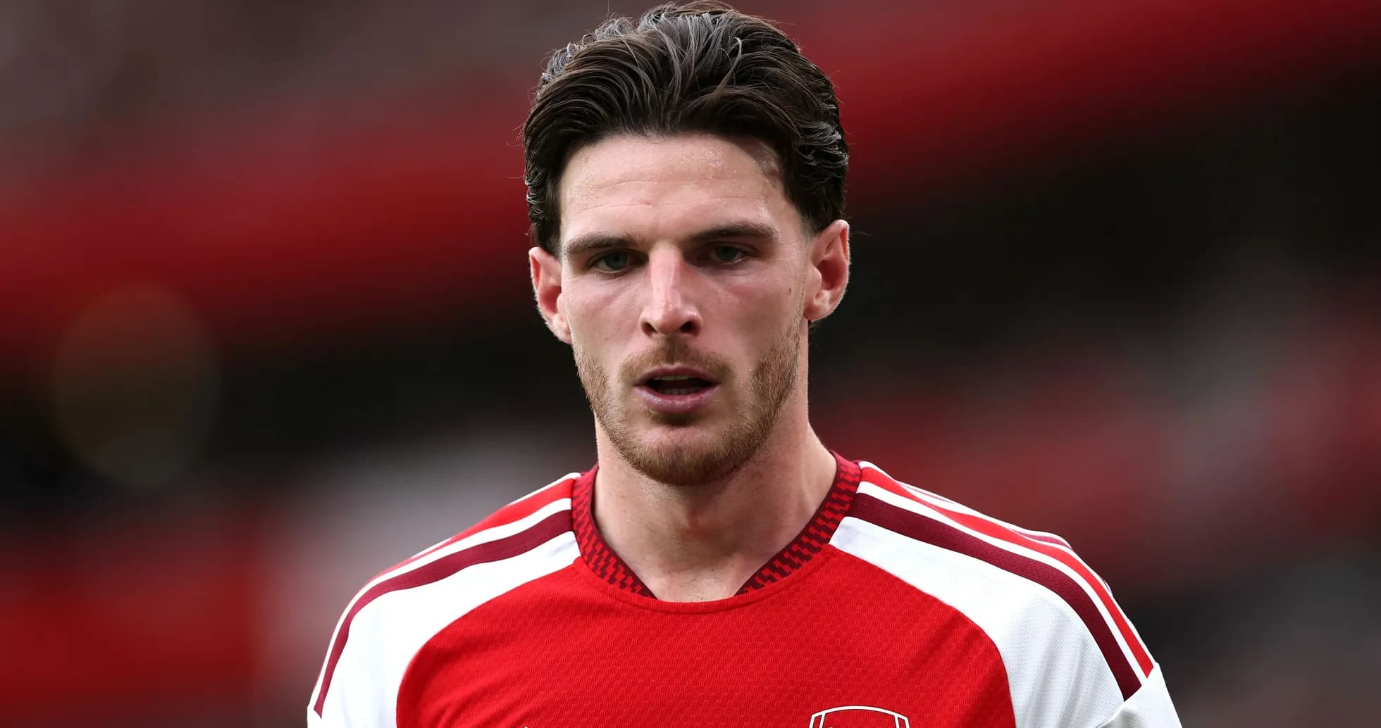 Futbolçu Arsenal formasında meydanda durur