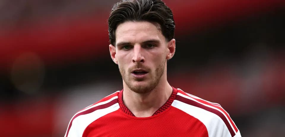 Futbolçu Arsenal formasında meydanda durur