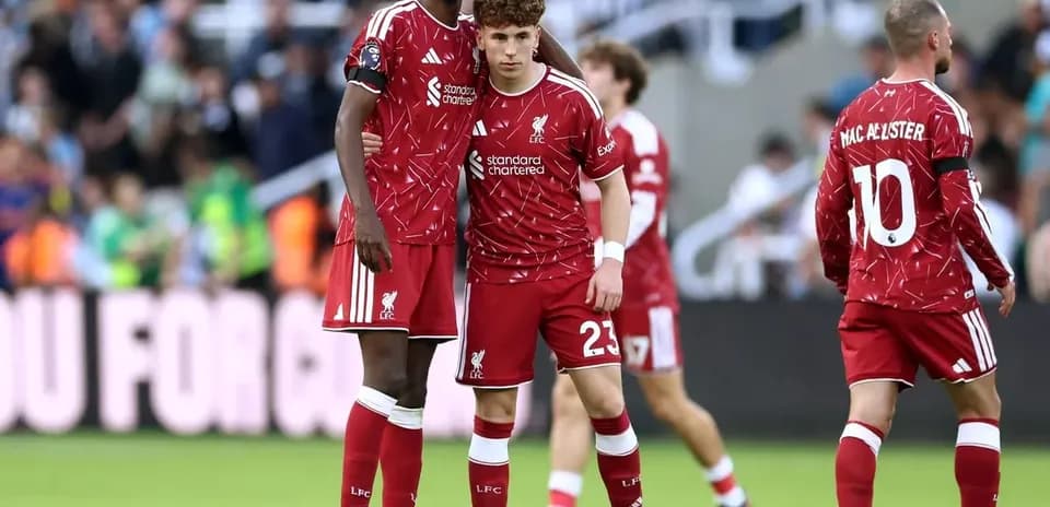 İki Liverpool oyunçusu oyunun gedişatını müzakirə edir