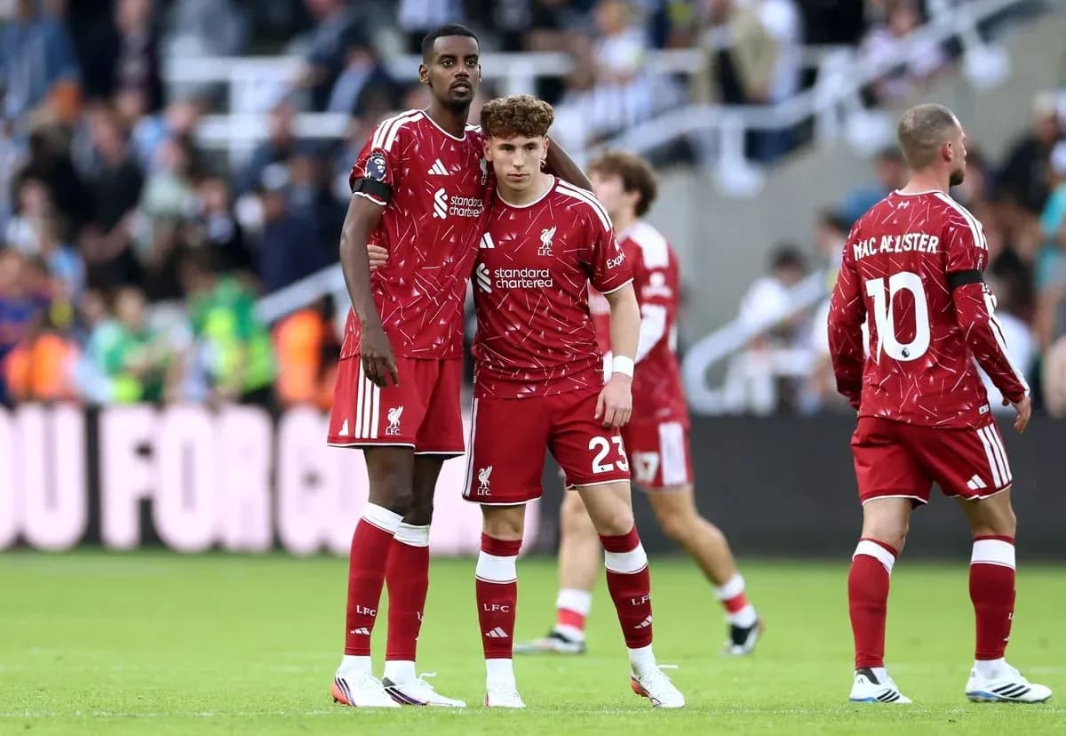 İki Liverpool oyunçusu oyunun gedişatını müzakirə edir
