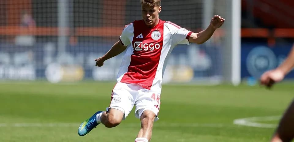 Futbolçu topa vurur, Ajax forması geyinib