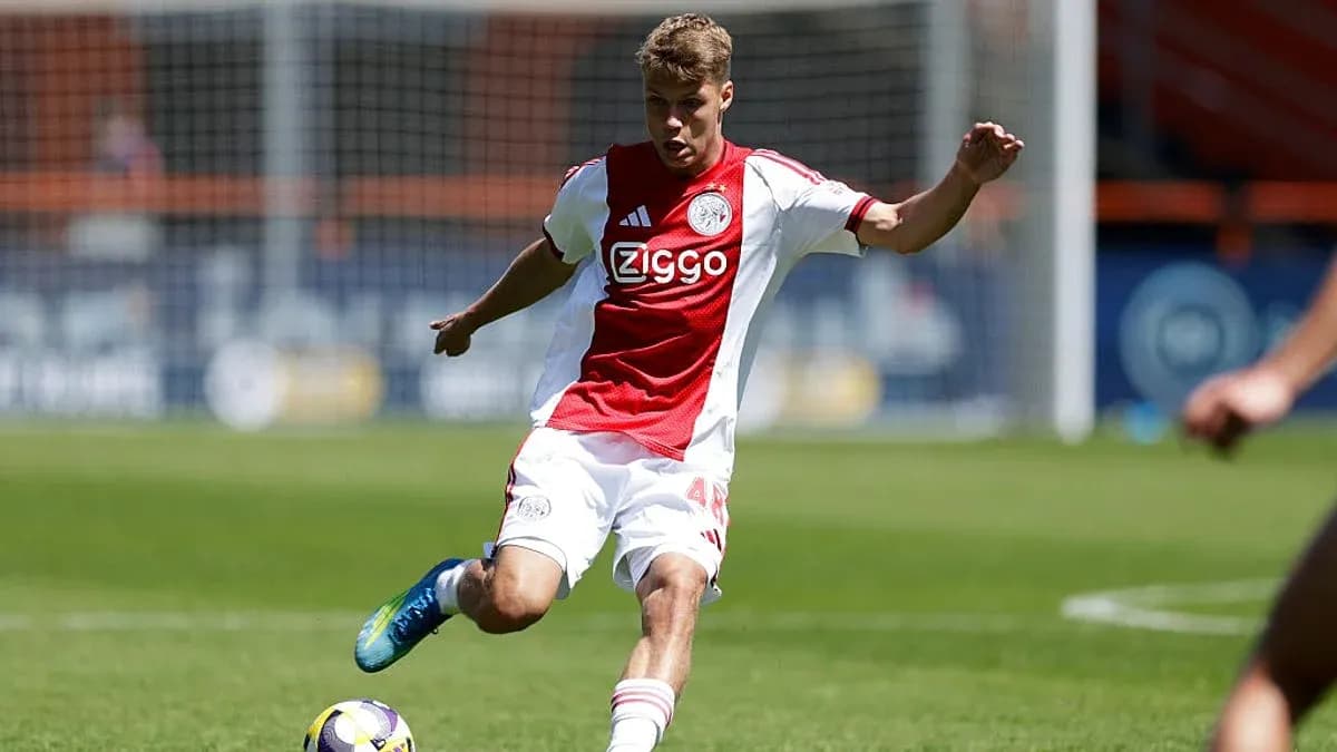 Futbolçu topa vurur, Ajax forması geyinib