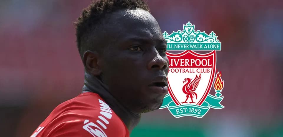 Futbolçu Liverpool logosu ilə yanaşı görünür