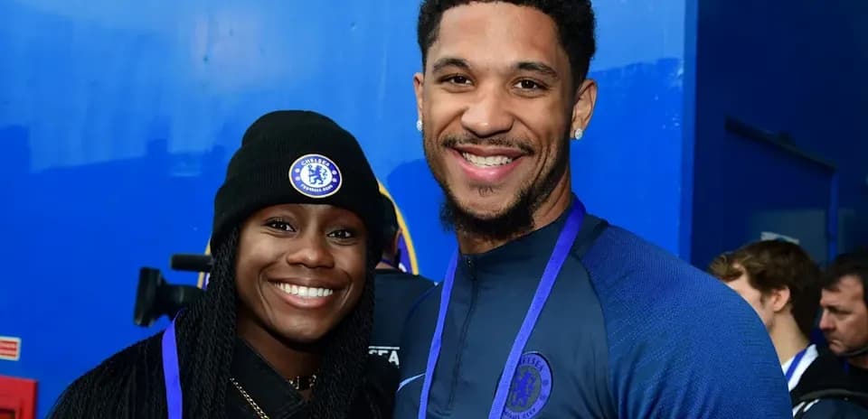 İki şəxs Chelsea FC logolu geyimdə gülümsəyir