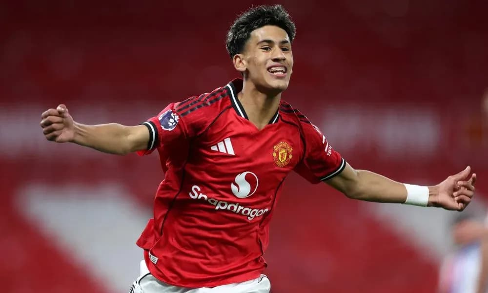 Futbolçu Manchester United formasında sevinir