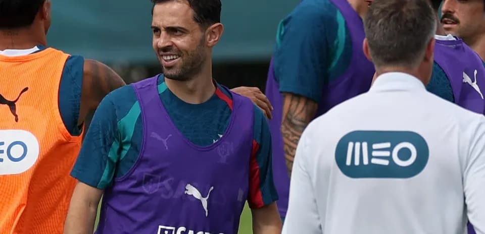 Futbolçular məşq zamanı bir-biri ilə ünsiyyət qurur