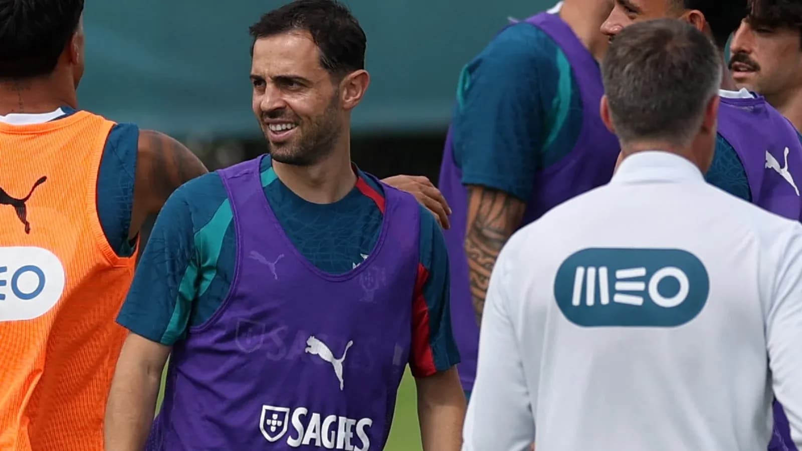 Futbolçular məşq zamanı bir-biri ilə ünsiyyət qurur