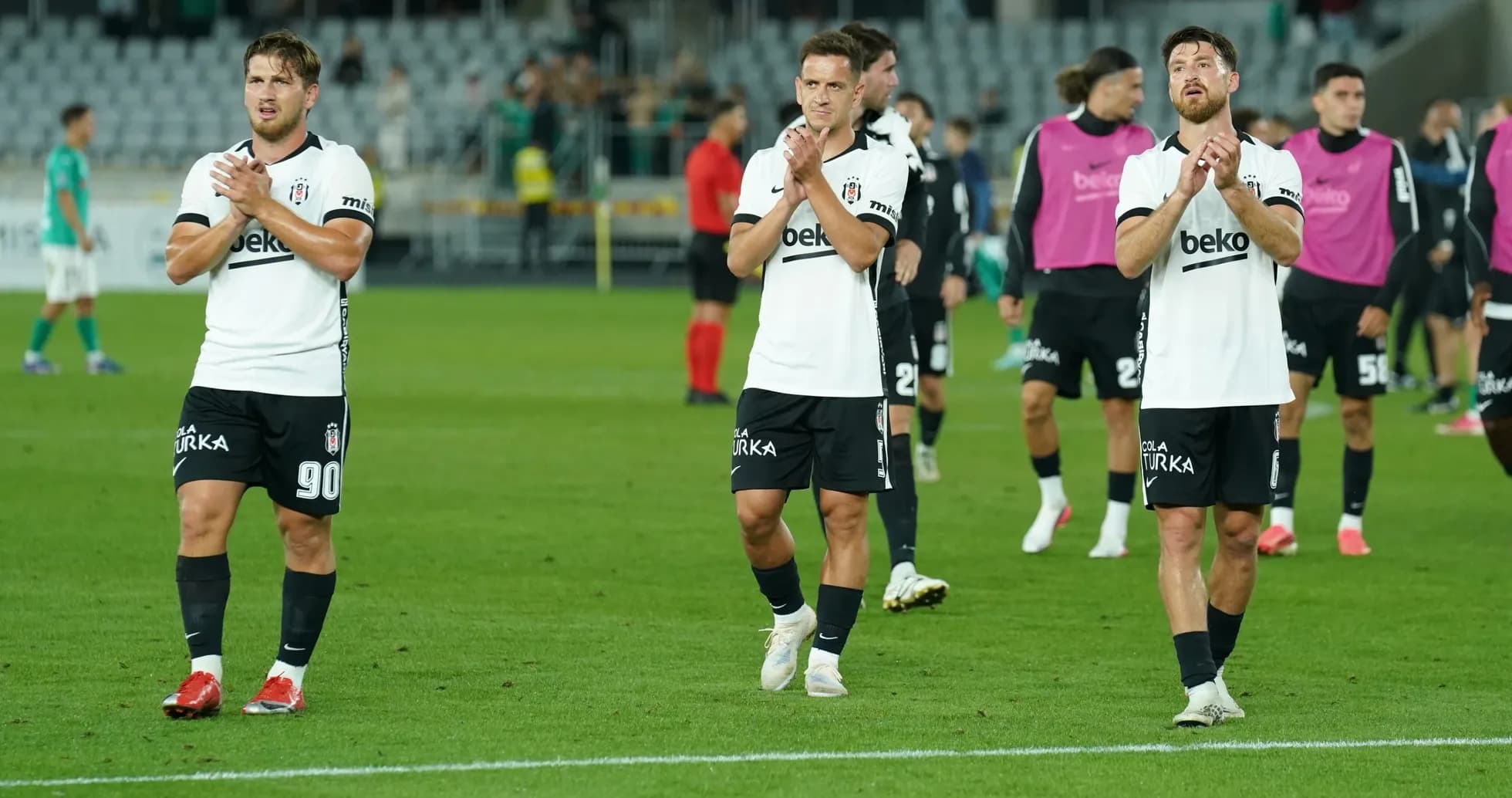 Beşiktaş futbolçuları alqışlayır