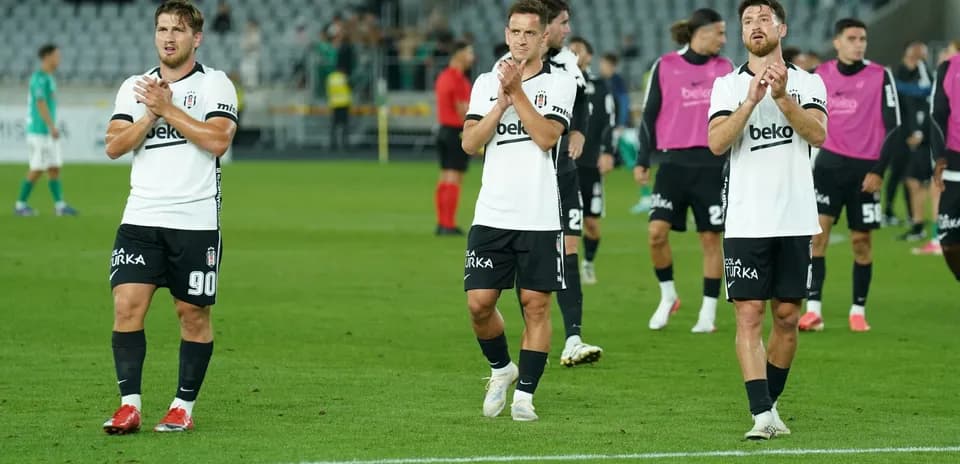Beşiktaş futbolçuları alqışlayır