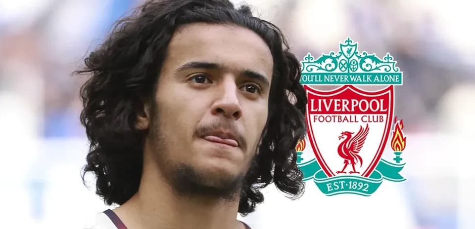 Futbolçu Liverpool FC loqosunun arxasında