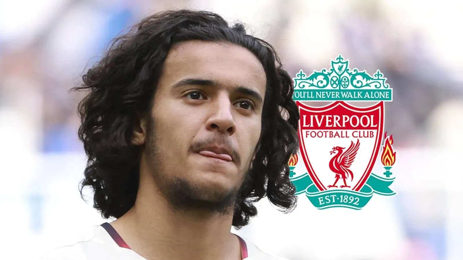 Futbolçu Liverpool FC loqosunun arxasında