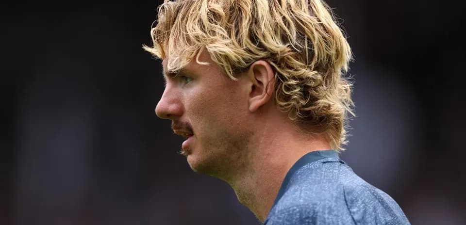 Football player in profile during match preparation
