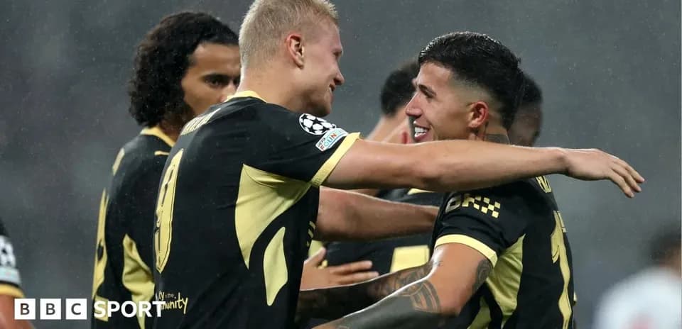 İki futbolçu bir-birini qucaqlayır matç zamanı