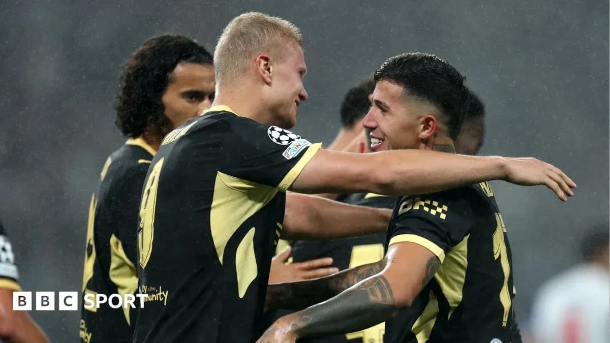 İki futbolçu bir-birini qucaqlayır matç zamanı