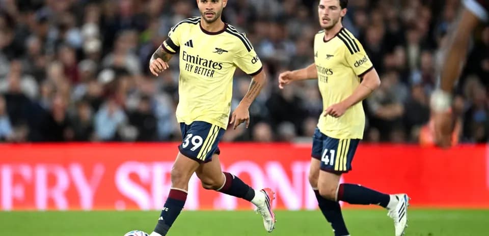 İki Arsenal oyunçusu topu sürərək irəliləyir