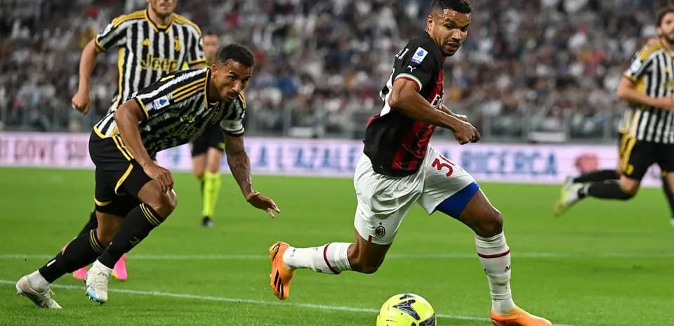 AC Milan və Juventus matçında topa hücum