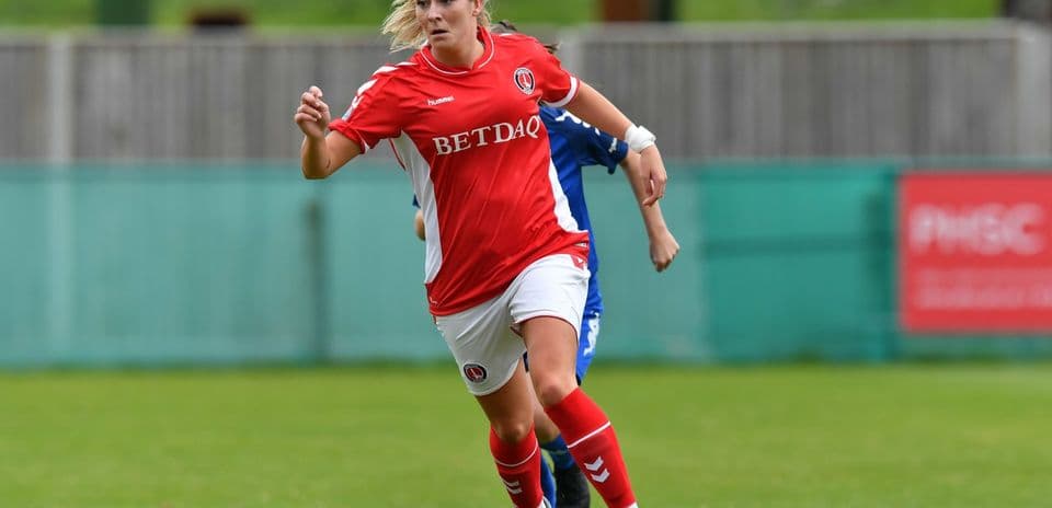 Charlton Athletic W futbolçusu topu sürür
