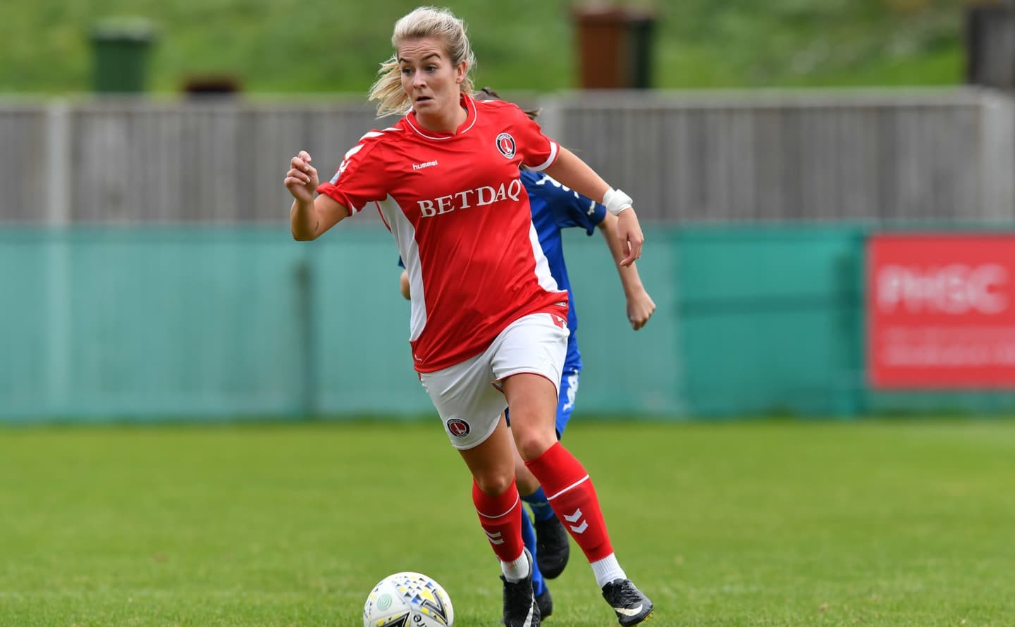 Charlton Athletic W futbolçusu topu sürür