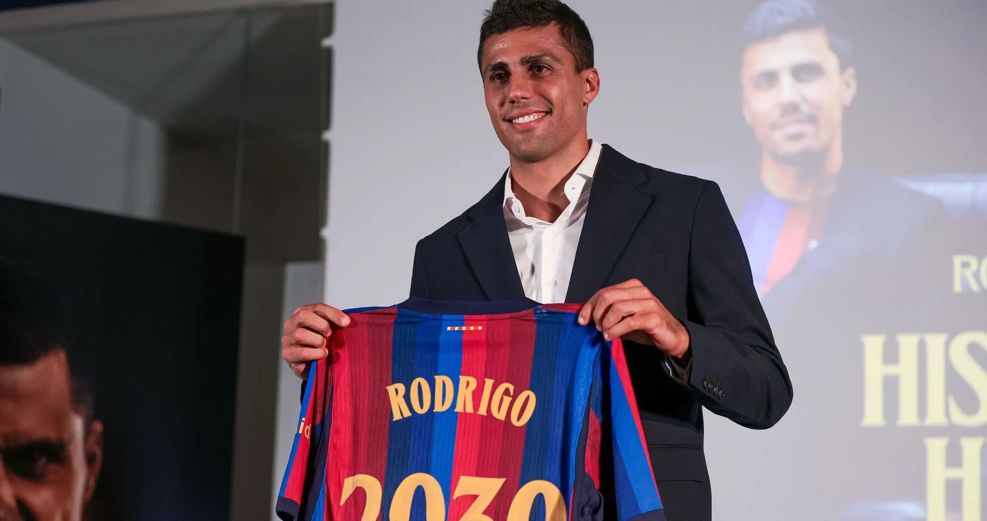 Futbolçu Rodrigo yeni müqaviləni təqdim edir