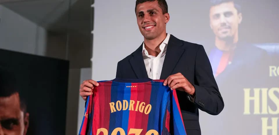 Futbolçu Rodrigo yeni müqaviləni təqdim edir