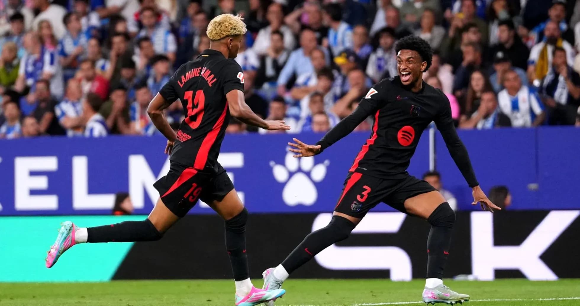 Barcelona futbolçuları qolu qeyd edirlər