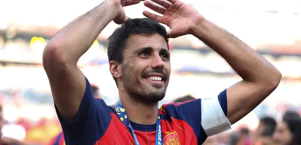 Futbolçu medal qazanaraq sevinclə qeyd edir