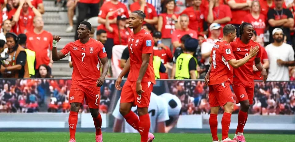 İsveçrə futbolçuları qələbə sevinci yaşayır