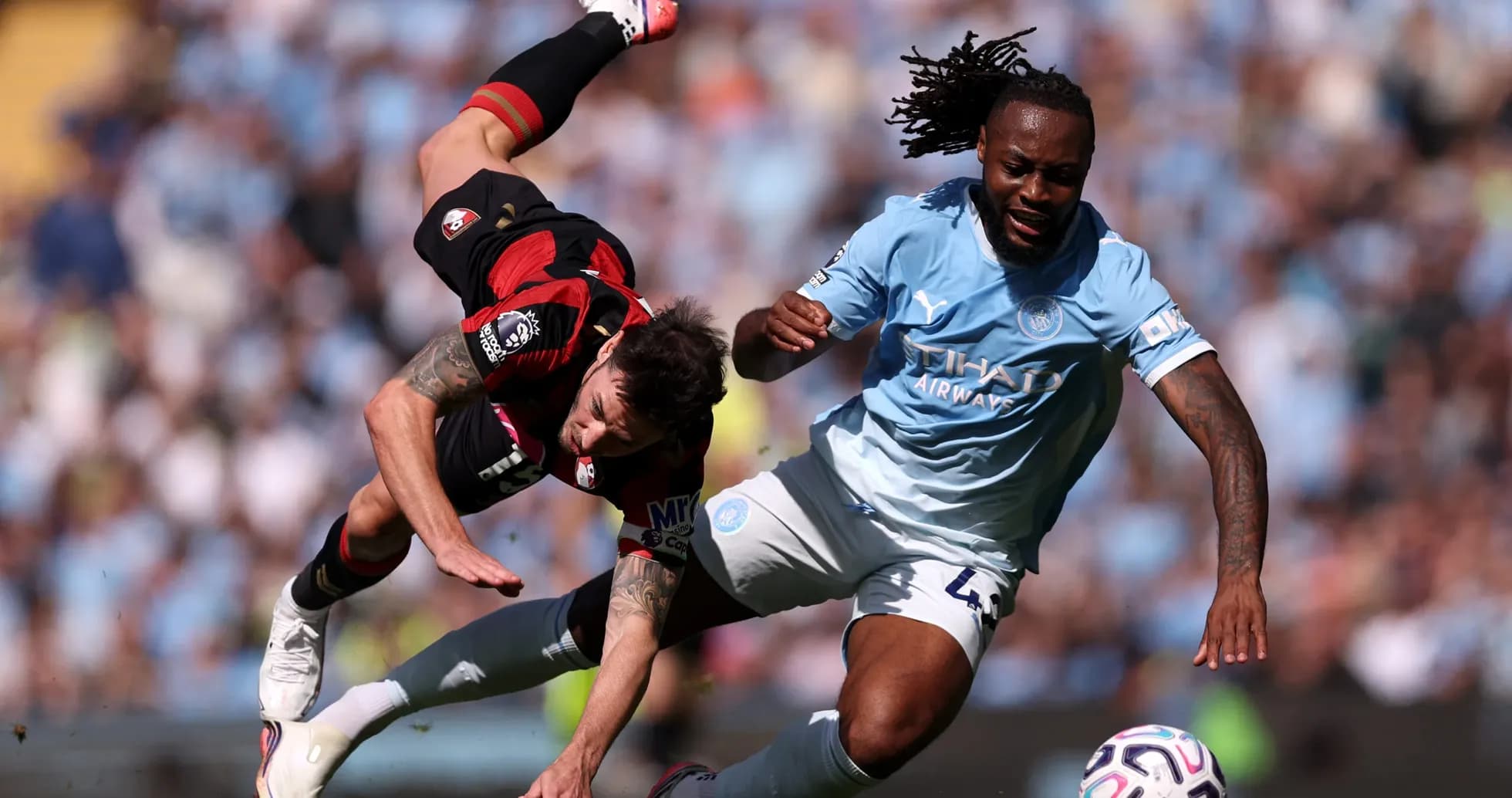 Oyun zamanı futbolçuların mübarizəsi
