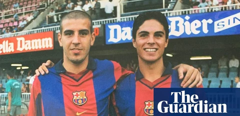 İki futbolçu Barcelona formasında poz verirlər